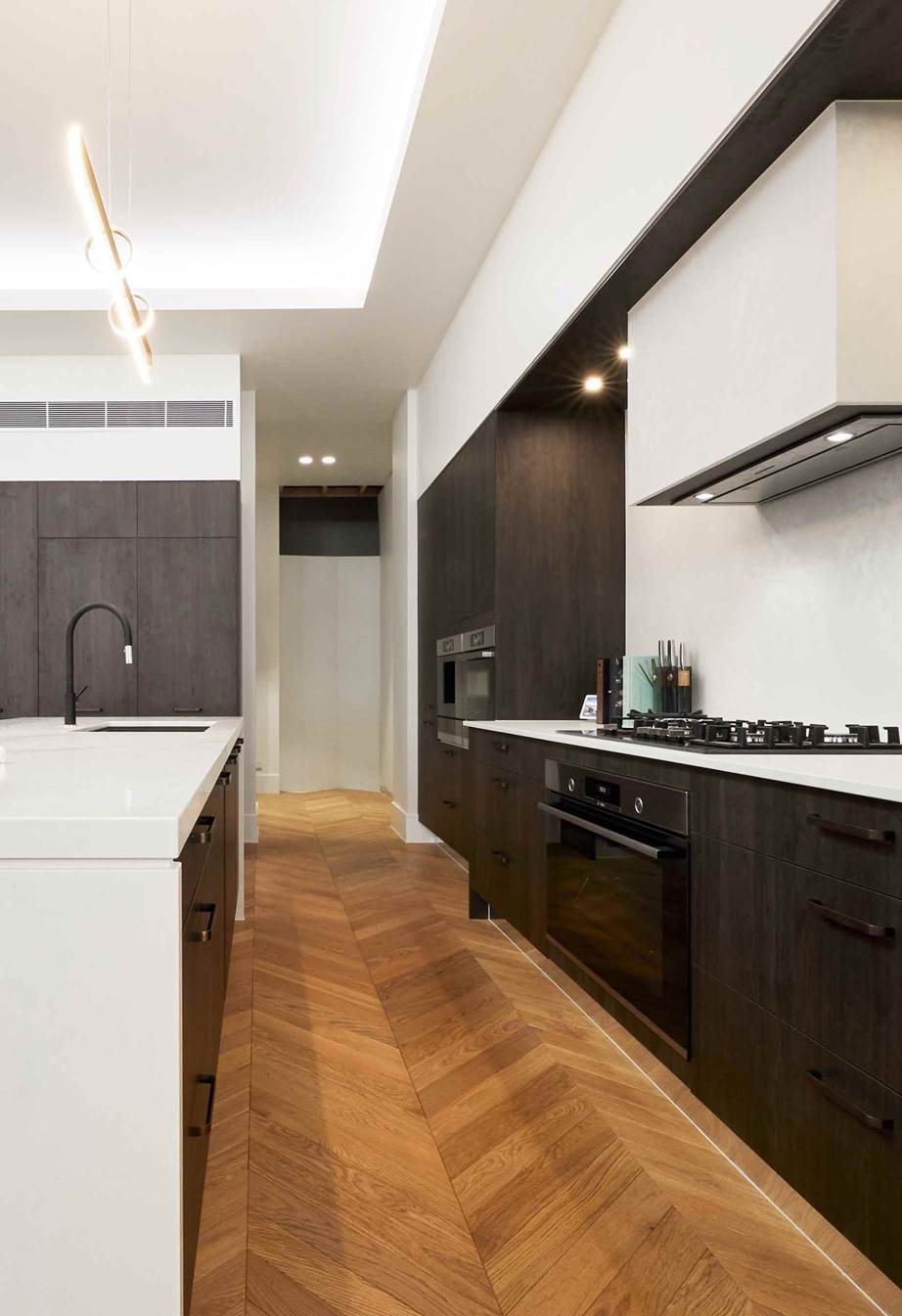 Chevron-De-Marque-Engineered_Timber-Flooring-600_x_90x_21-6mm-Colour-Champgne-2_6b41507b-f1ef-456b-92a1-bd029818c3e5
