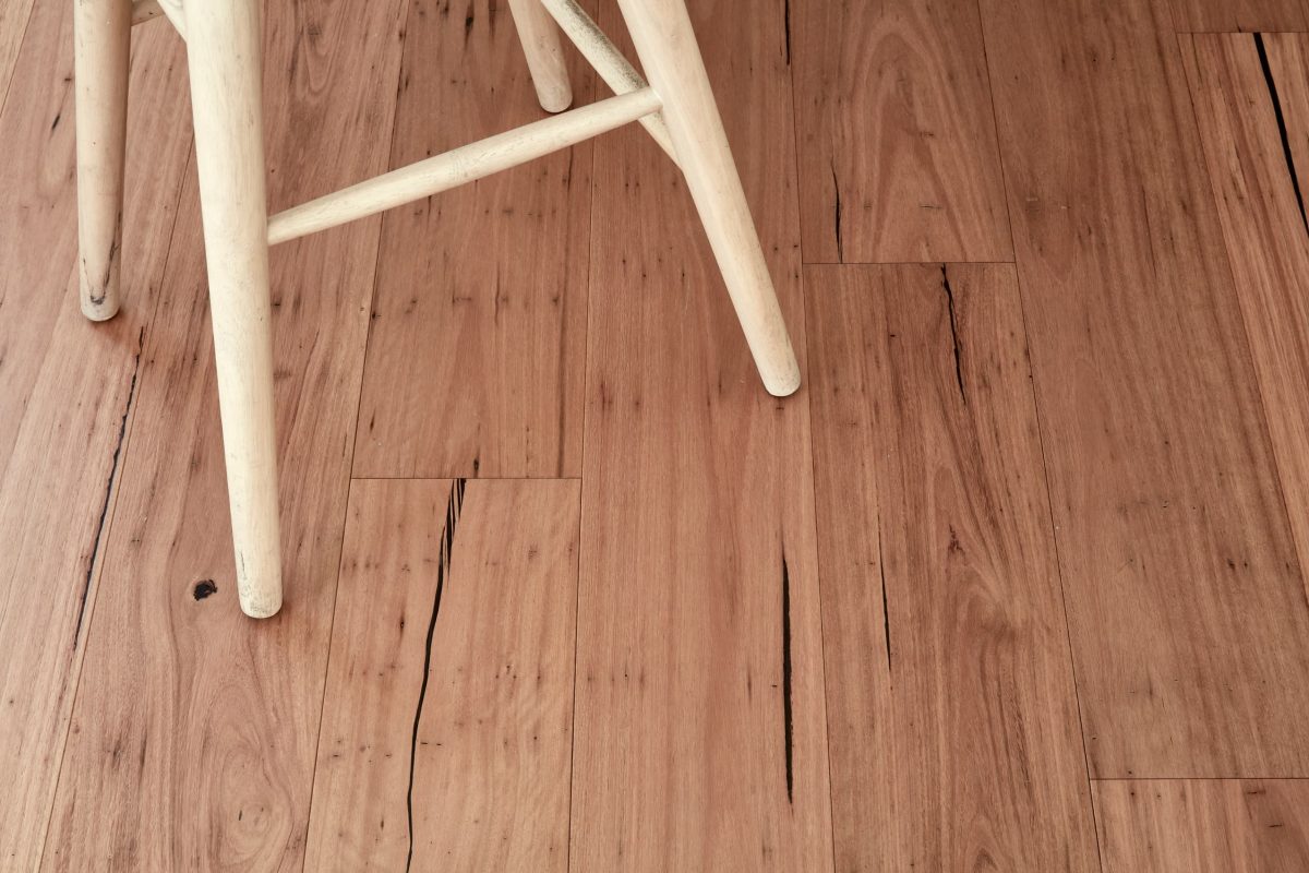 Fiddleback-1860_x_189_x_14-3mm-Brushed_Matte-Colour-Rustic-Blackbutt-Room-2