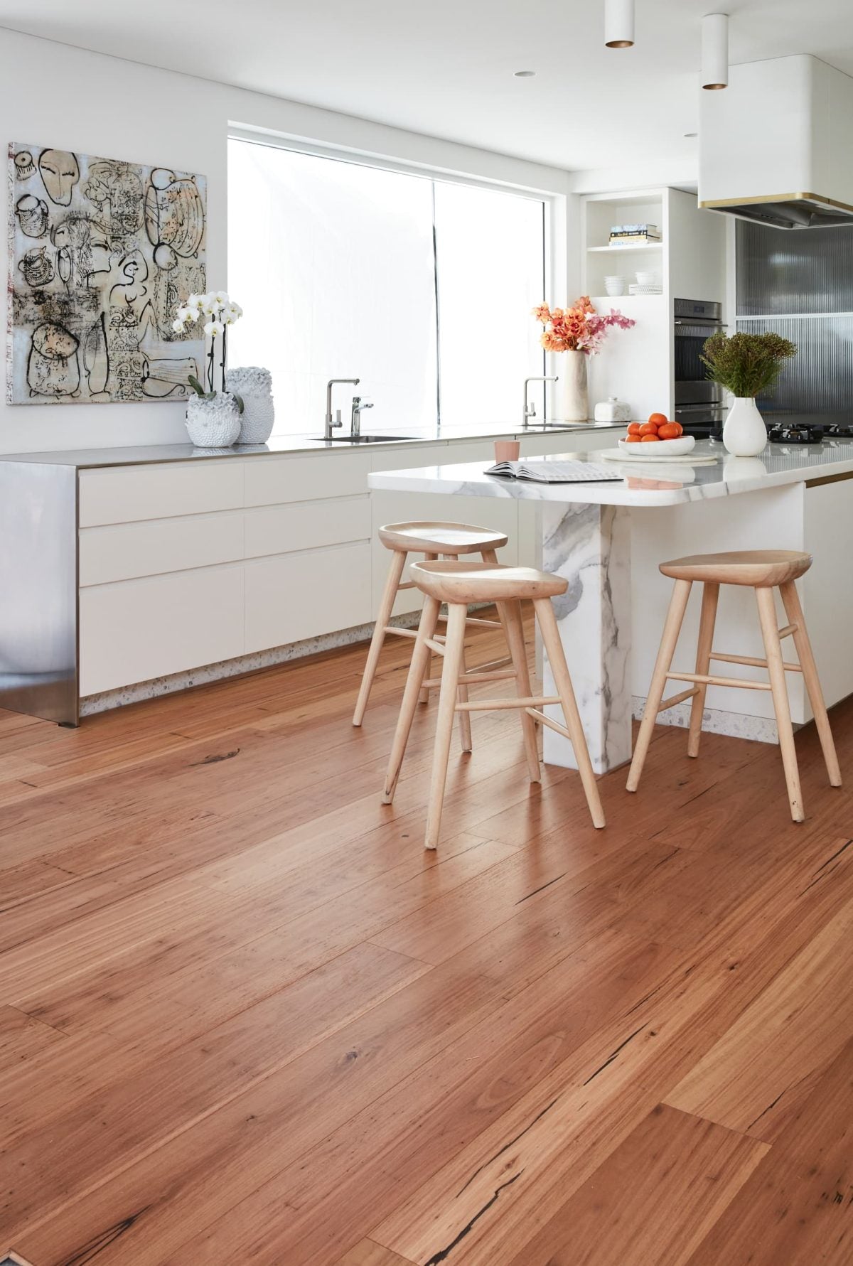 Fiddleback-B_1820_x_180_x_14-3mm_Brushed_Matte-Colour-Rustic-Blackbutt-Room-1