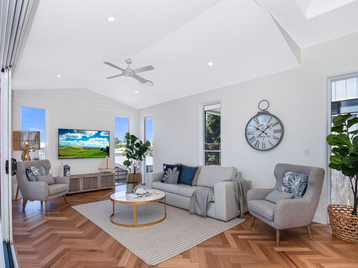 Fiddleback-Herringbone-600_x_120_x_14_3mm-Colour-Blackbutt-Room-1