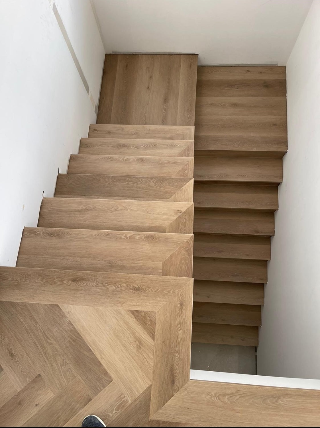 Herringbone-Luxury-Hybrid-8mm-Colour-Ocean-Breez-stairs
