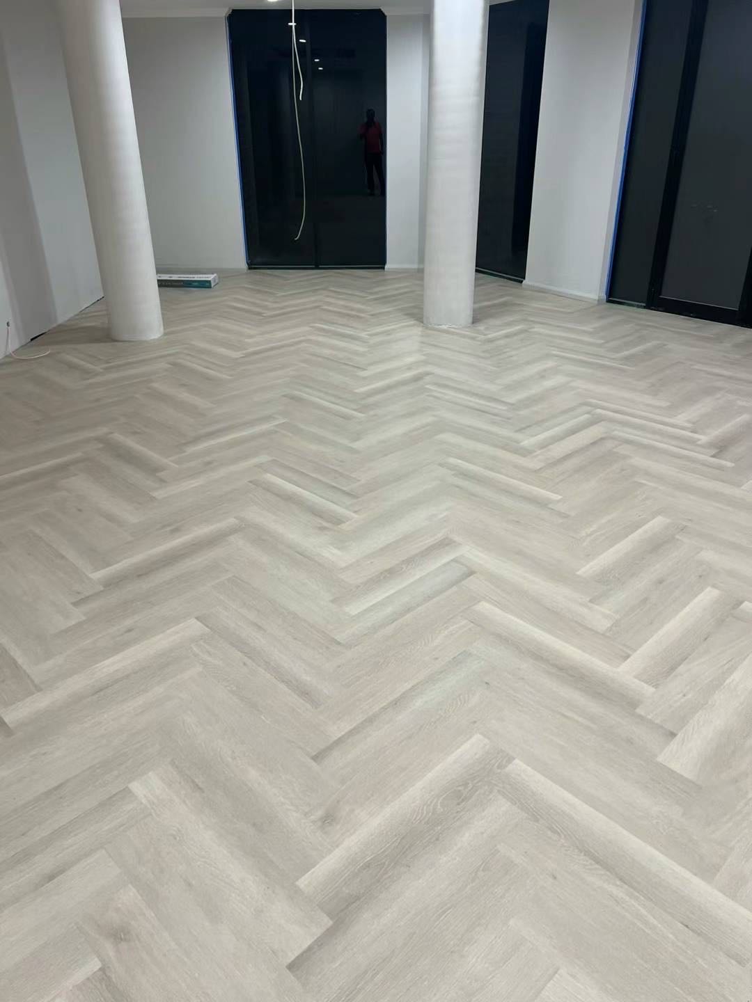Luxury_Hybrid-Herringbone-8mm_Colour-Glamis-2
